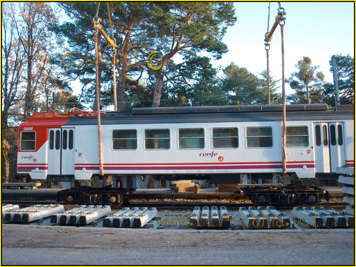 CERCEDILLA transporte de un  tranvia por las calles del pueblo 02