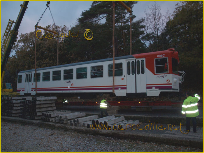 CERCEDILLA transporte de un  tranvia por las calles del pueblo 05