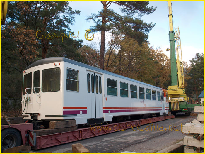 CERCEDILLA transporte de un  tranvia por las calles del pueblo 07