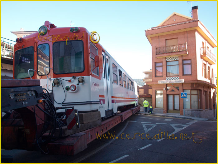 CERCEDILLA transporte de un  tranvia por las calles del pueblo 13