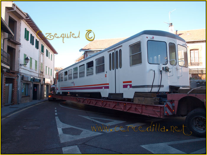 CERCEDILLA transporte de un  tranvia por las calles del pueblo 17