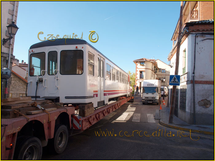 CERCEDILLA transporte de un  tranvia por las calles del pueblo 20