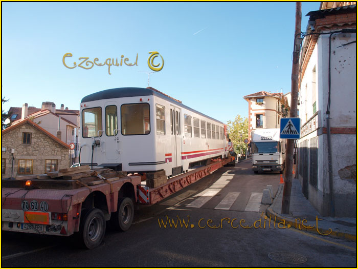CERCEDILLA transporte de un  tranvia por las calles del pueblo 21