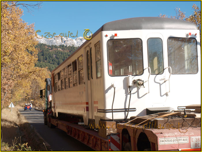 CERCEDILLA transporte de un  tranvia por las calles del pueblo 25