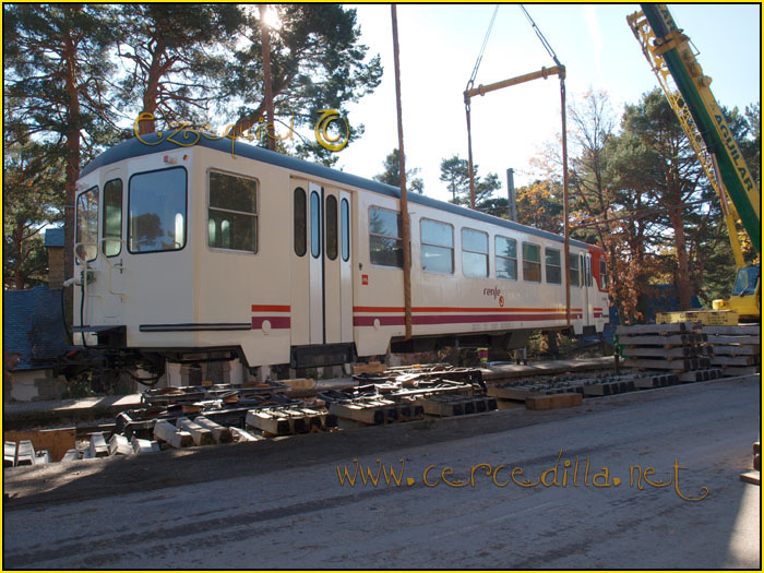CERCEDILLA transporte de un  tranvia por las calles del pueblo 29