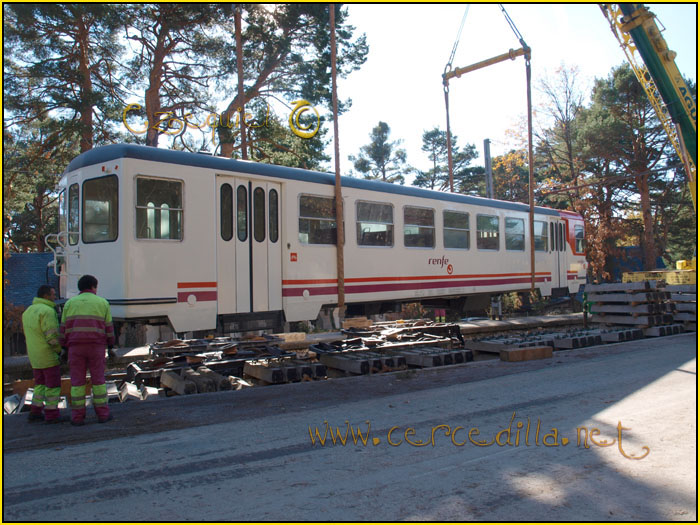 CERCEDILLA transporte de un  tranvia por las calles del pueblo 30