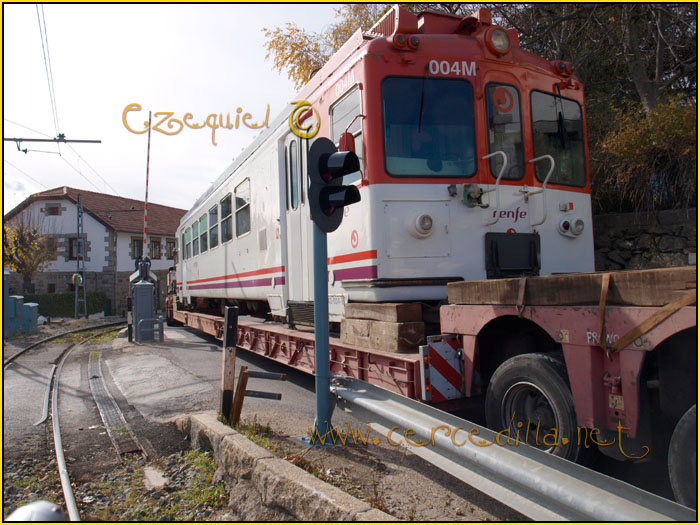 CERCEDILLA transporte de un  tranvia por las calles del pueblo 32