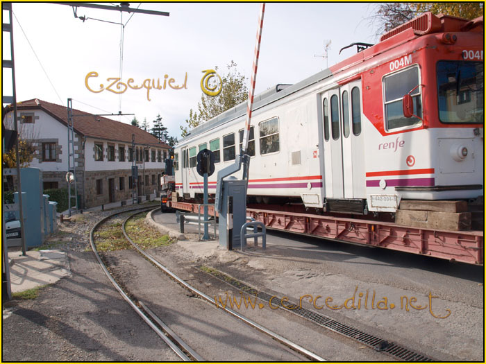 CERCEDILLA transporte de un  tranvia por las calles del pueblo 33