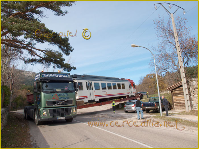 CERCEDILLA transporte de un  tranvia por las calles del pueblo 34