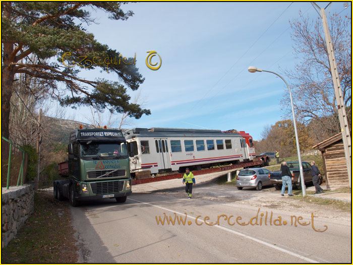 CERCEDILLA transporte de un  tranvia por las calles del pueblo 35