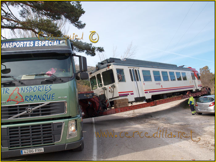 CERCEDILLA transporte de un  tranvia por las calles del pueblo 37
