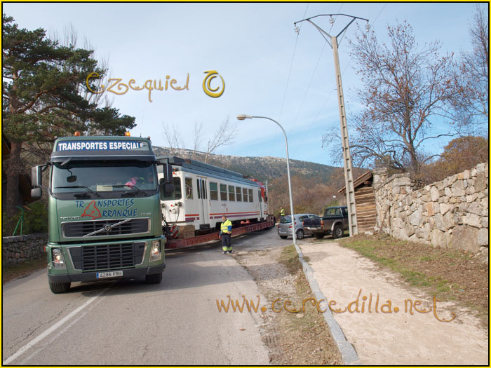 CERCEDILLA transporte de un  tranvia por las calles del pueblo 39