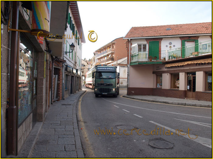 CERCEDILLA transporte de un  tranvia por las calles del pueblo 40