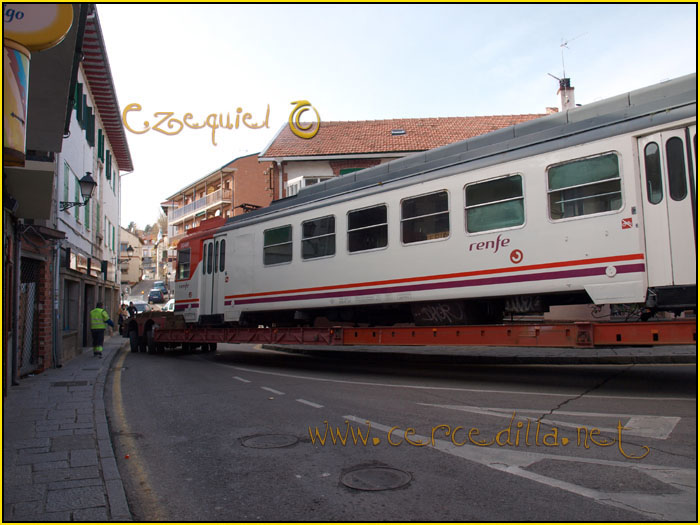 CERCEDILLA transporte de un  tranvia por las calles del pueblo 43