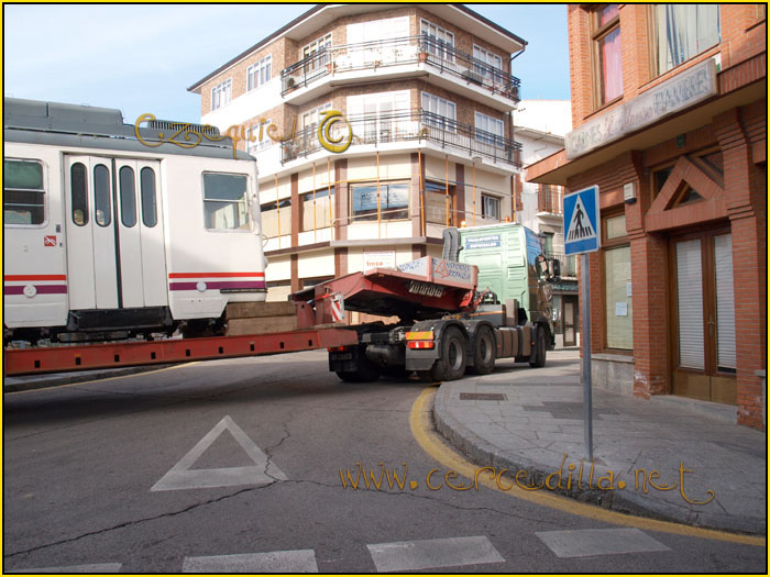 CERCEDILLA transporte de un  tranvia por las calles del pueblo 45