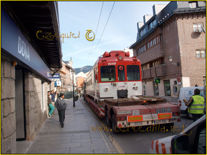 CERCEDILLA transporte de un  tranvia por las calles del pueblo 47