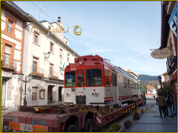 CERCEDILLA transporte de un  tranvia por las calles del pueblo 48