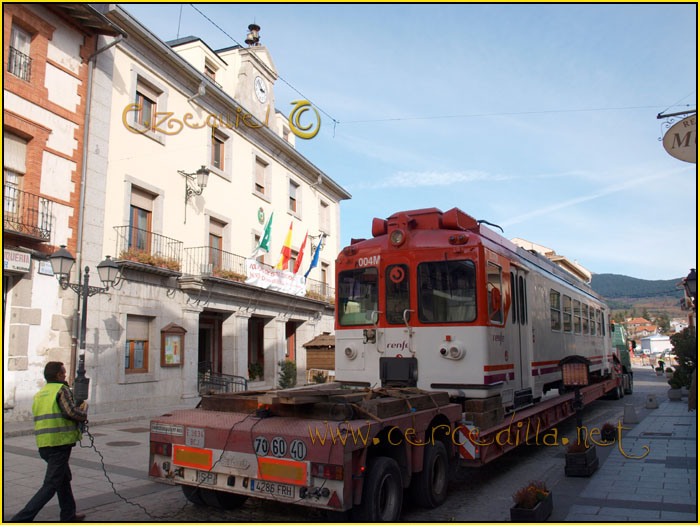 CERCEDILLA transporte de un  tranvia por las calles del pueblo 49