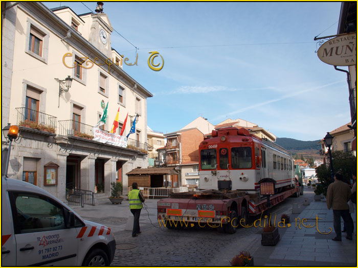 CERCEDILLA transporte de un  tranvia por las calles del pueblo 50